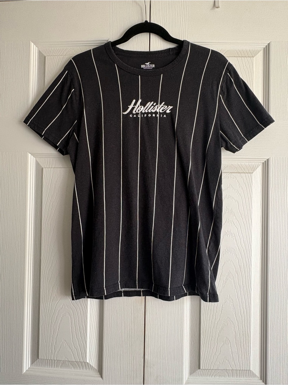 Hollister Black Pinstripe Tee with White Logo - Men's - Picture 2 of 11